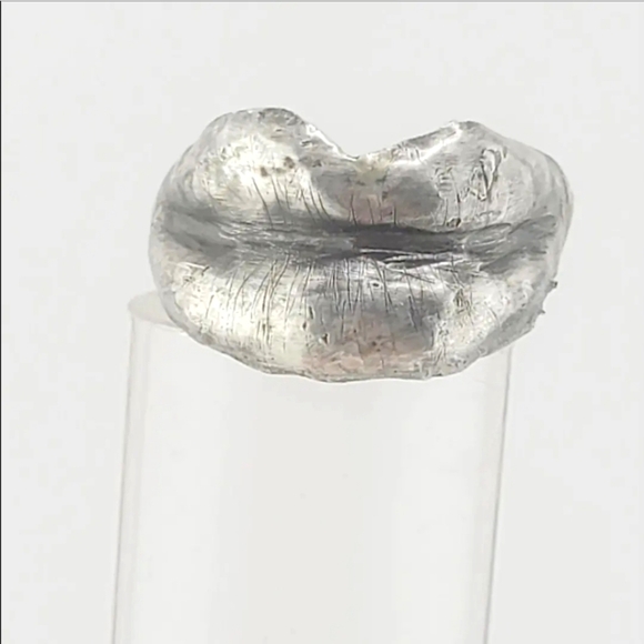 KISS ME 3D RING LIPS SHAPE HANDMADE IN STERLING SILVER METAL SIZE 9 - Picture 1 of 5
